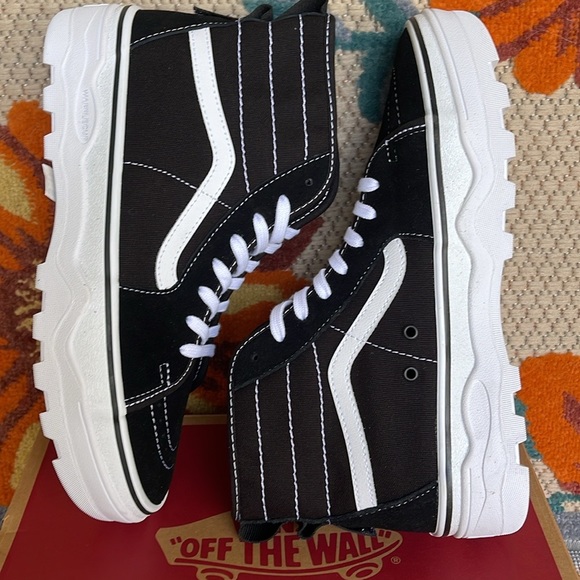 Vans WMNS Sentry Sk8-Hi
Black/White
VN0A5KY5BA2
Sneakers - Picture 12 of 16